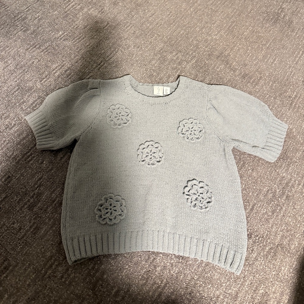 Short Sleeve Sweater with Floral Design